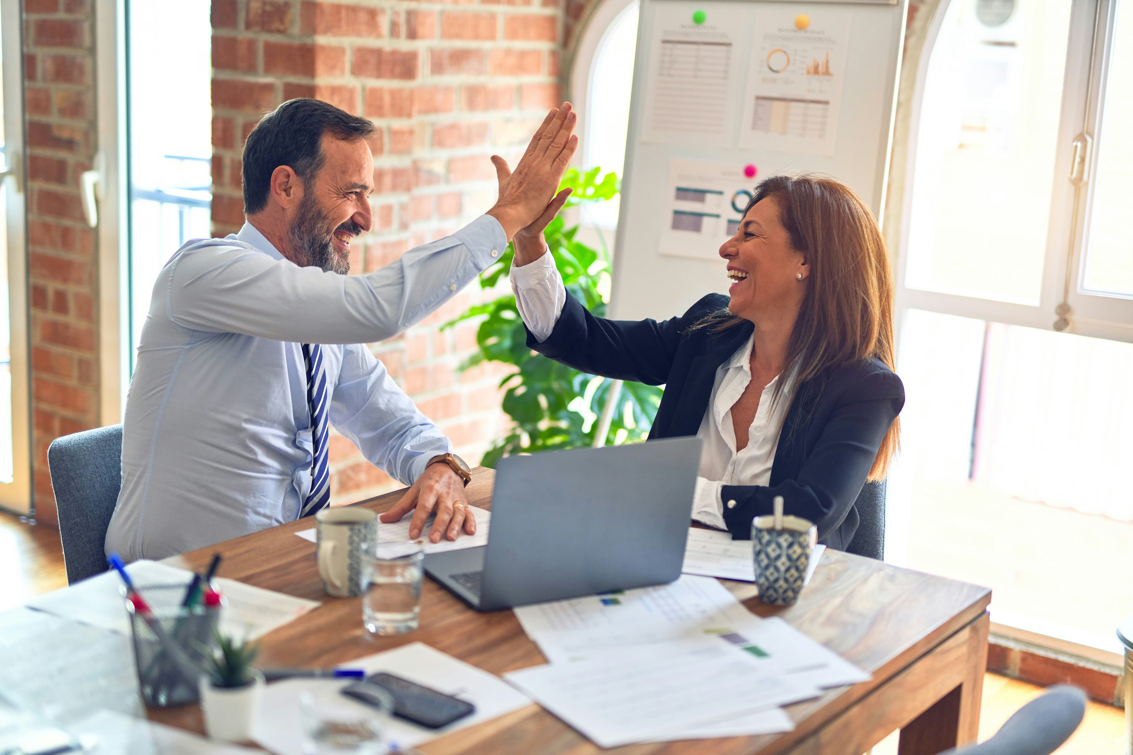 Poignée de main entre un client et un technicien ProService